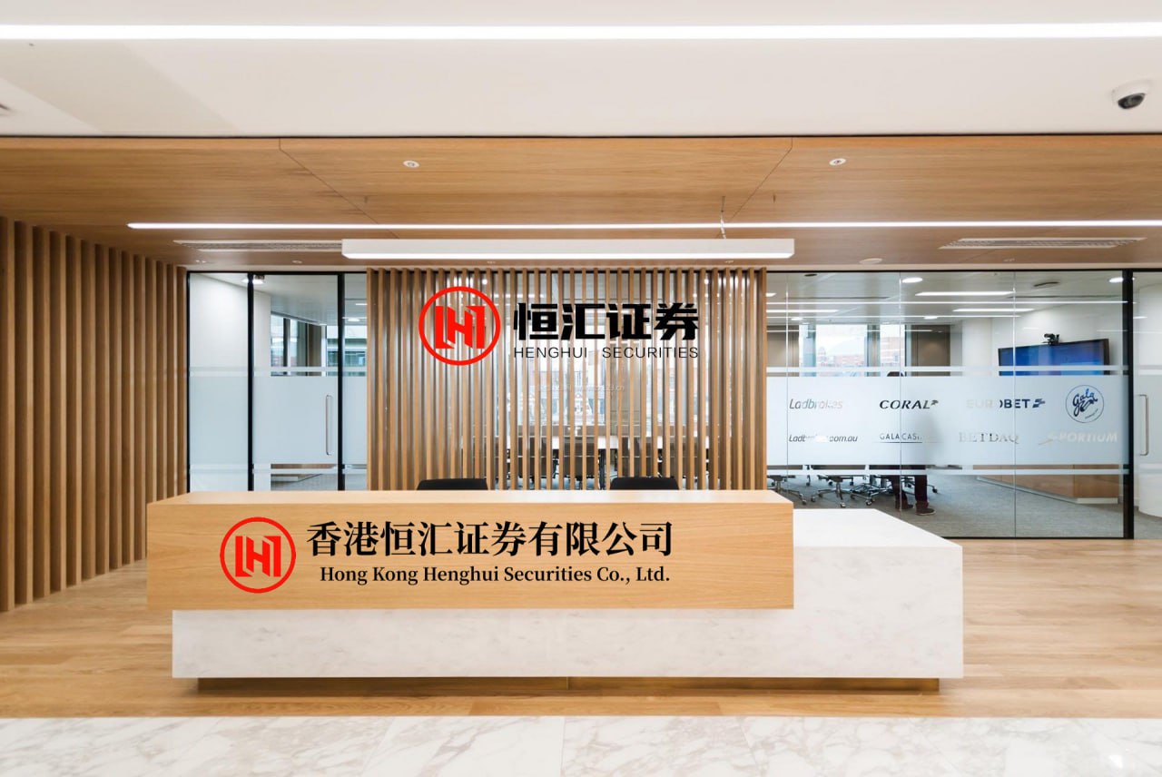 上阳网 车手在5号弯摔车，意识不清醒，瓦伦丁·德比斯驾驶的机车只获得了第七名。赛车只跑了12圈，赛事提前结束了，这确实出乎所有人的意料，瓦伦丁·德比斯今天跑的很稳，他还没完全冲刺呢就被红旗事件提前结束了，这有点意难平啊。不过赛事主办方设置“红旗”事件，对所有车手都是公平的，它是保护车手安全而设计的...